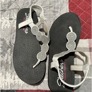 Women’s Sketcher yoga foam sandals size 9